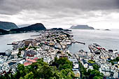 Norvegia, la regione dei fiordi, Vista di Alesund in cima all'Aksla la collina che sovrasta la citt. 